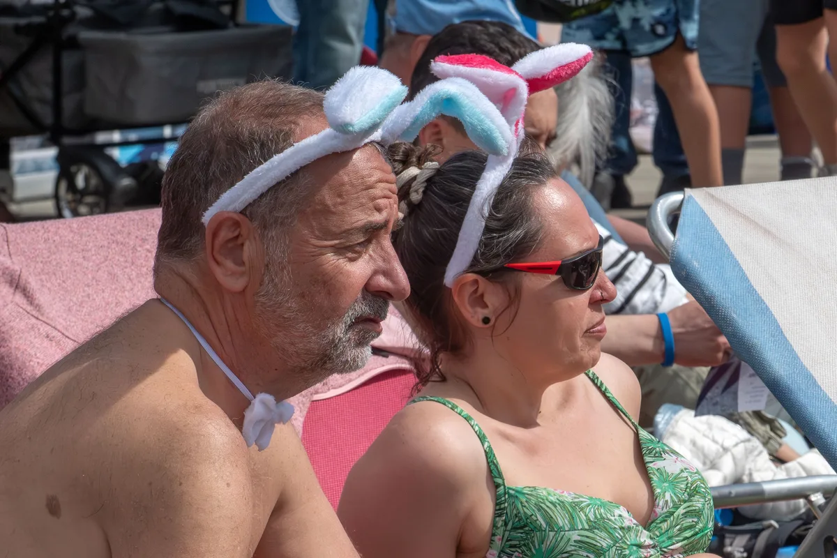 Hasenohren tragen sie schon – doch ob sie sich auch ins Wasser trauen, um das blaue Ei zu holen, ist noch offen. Hasenohren tragen sie schon – doch ob sie sich auch ins Wasser trauen, um das blaue Ei zu holen, ist noch offen.